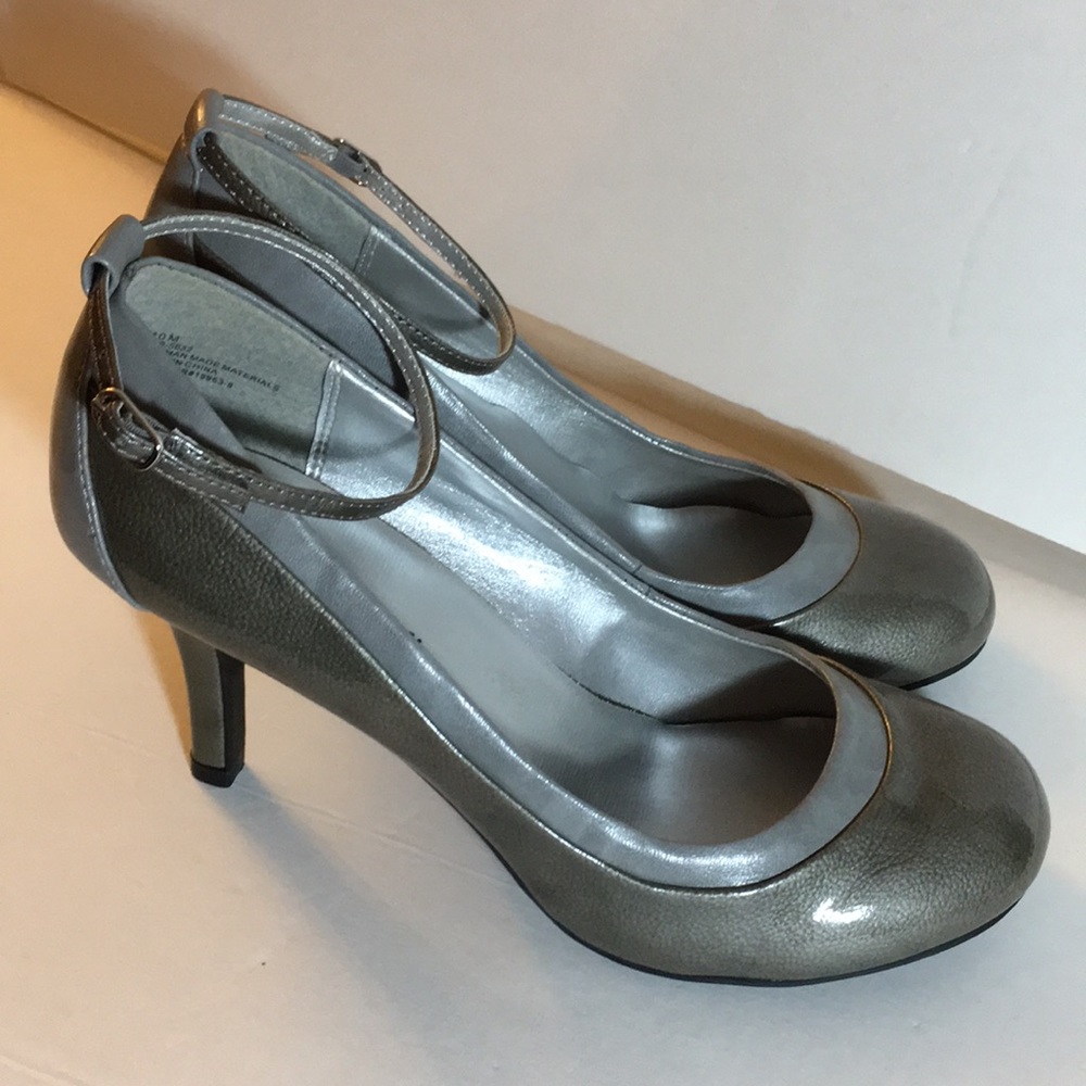 Miss Bisou duo-tone Gray anklet buckle pump - NWT